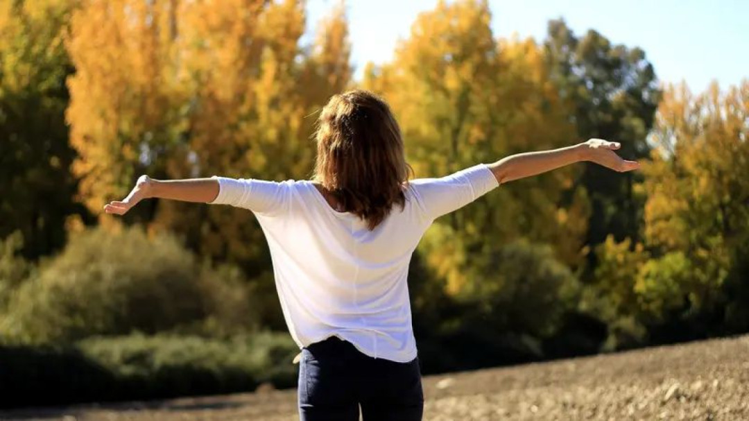 Menurunkan ketegangan fisik melalui ritme napas yang tenang dan teratur